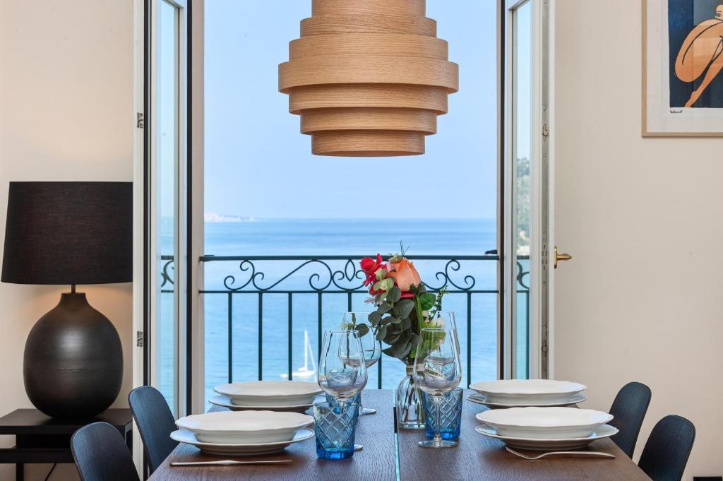 - une table à manger avec vue sur l'océan dans l'établissement MAISON GARAVAN - Somptueux 2 pièces - Vue Mer - Menton, à Menton