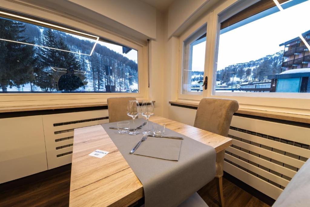 Nespecifikovaný výhled na hory nebo výhled na hory při pohledu z hotelu