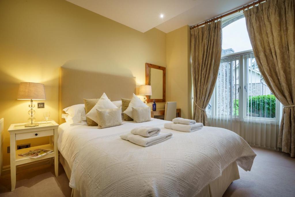 Un dormitorio con una cama grande con toallas. en Derwent, en Keswick