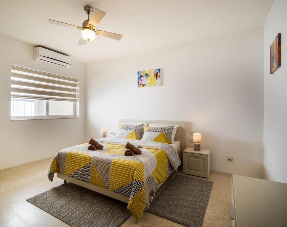 Postel nebo postele na pokoji v ubytování Seaview Rooftop, 3 bed, 2 bath