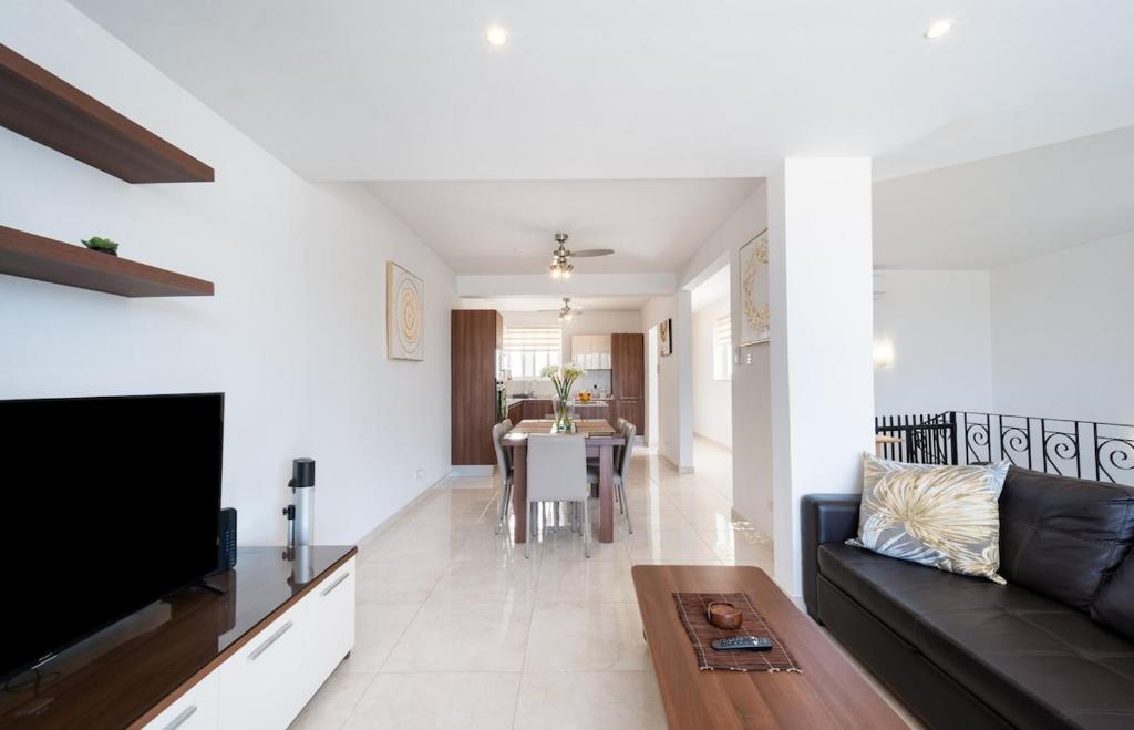 TV a/nebo společenská místnost v ubytování Seaview Rooftop, 3 bed, 2 bath