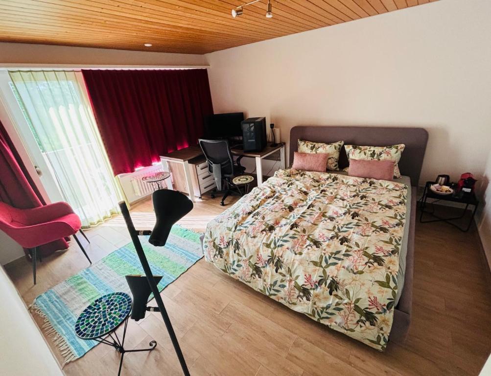 Postel nebo postele na pokoji v ubytování Chez Sabine - la vie en couleurs