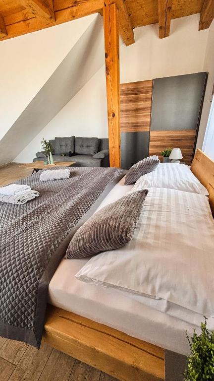 Postel nebo postele na pokoji v ubytování Wellness hotel & minipivovar Kněžínek