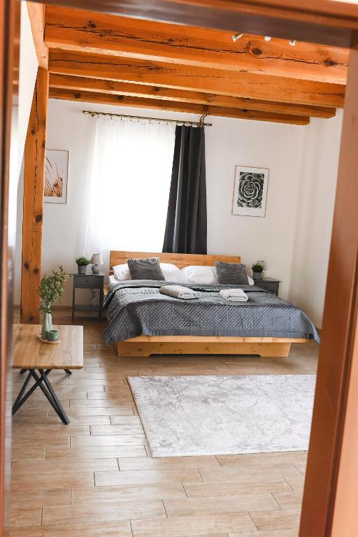 Postel nebo postele na pokoji v ubytování Wellness hotel & minipivovar Kněžínek