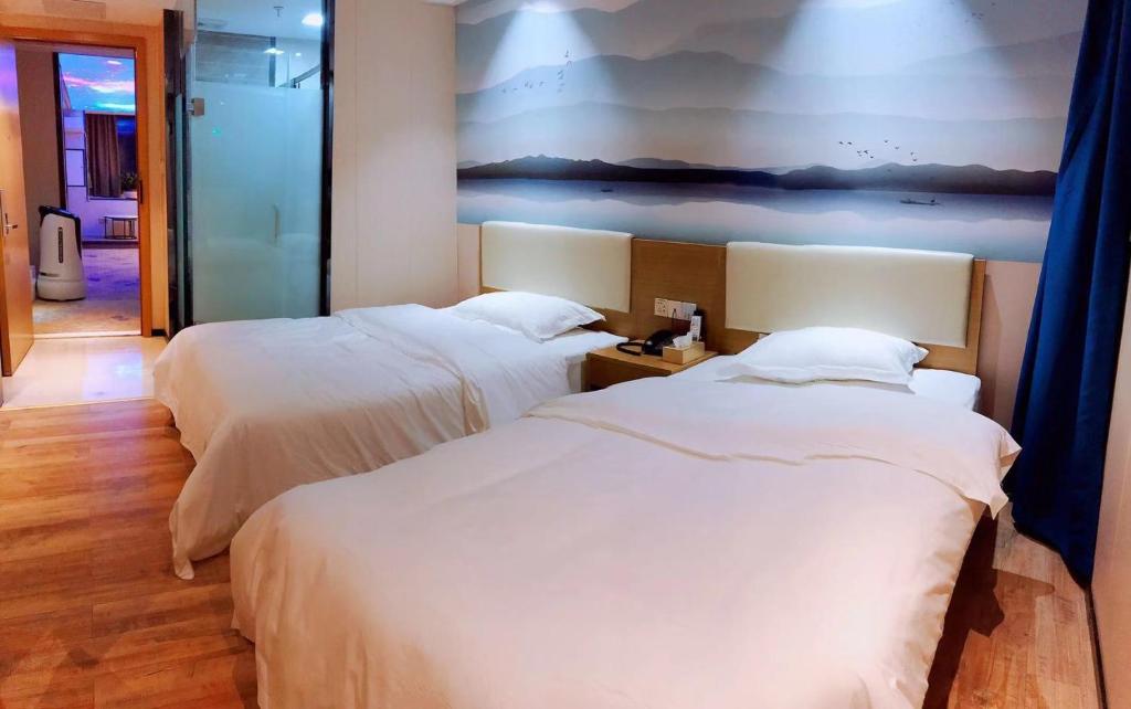 Postel nebo postele na pokoji v ubytování Longxiang intelligent Hotel