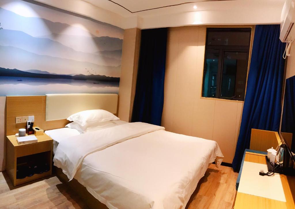 Postel nebo postele na pokoji v ubytování Longxiang intelligent Hotel