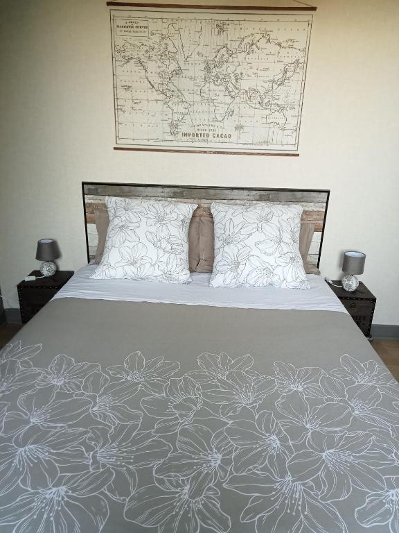 - une chambre avec un lit et une carte murale dans l'établissement Le jardin d'Orion, à Verdun-sur-Meuse