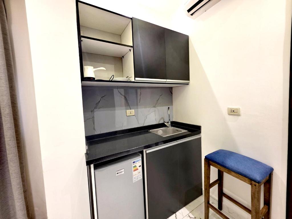 Kuchyň nebo kuchyňský kout v ubytování Sama Hamra Hotel
