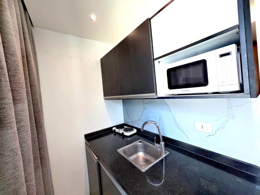 Kuchyň nebo kuchyňský kout v ubytování Sama Hamra Hotel