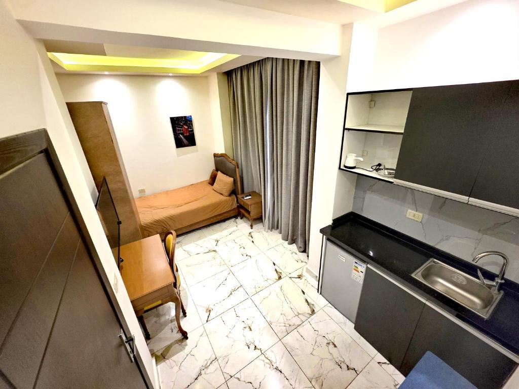 Kuchyň nebo kuchyňský kout v ubytování Sama Hamra Hotel