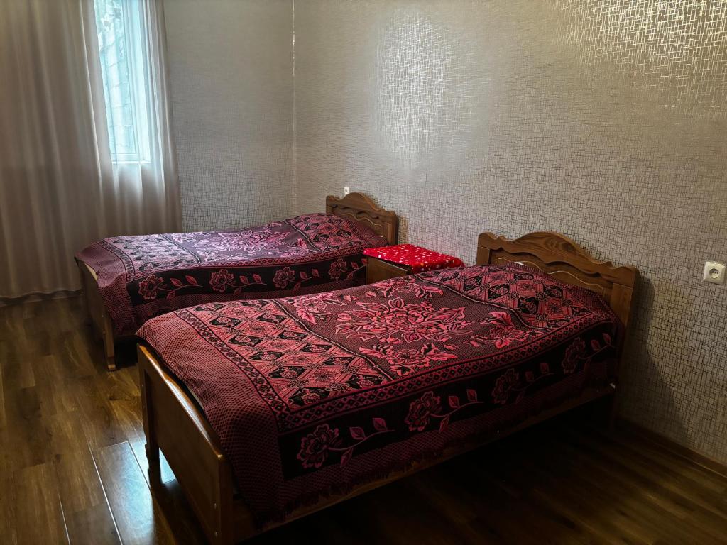 Llit o llits en una habitació de Uplistsikhe guest "Paluma"