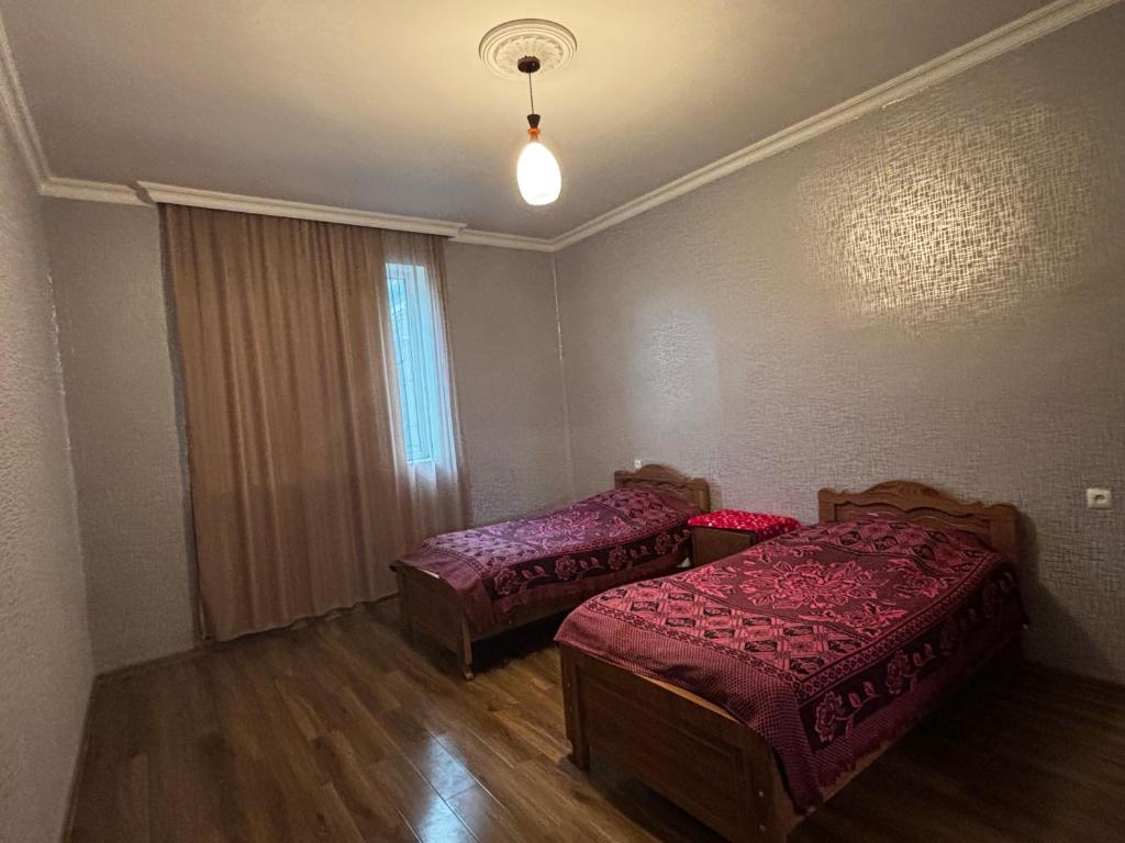 Llit o llits en una habitació de Uplistsikhe guest "Paluma"