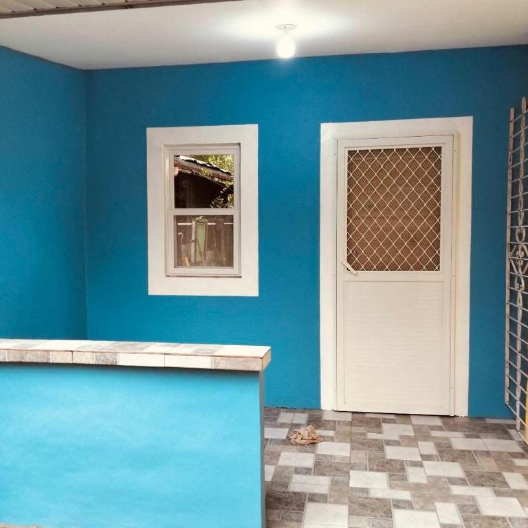 Sampongdebzyph lovely home的蓝色的房间,设有门和窗户