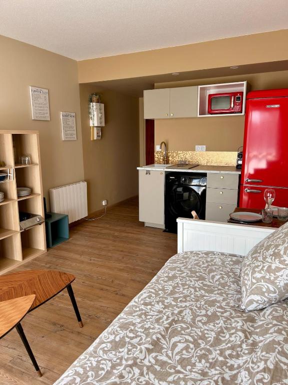 Cette petite chambre comprend un lit et une cuisine. dans l'établissement Votre évasion au bord de mer, à Courseulles-sur-Mer