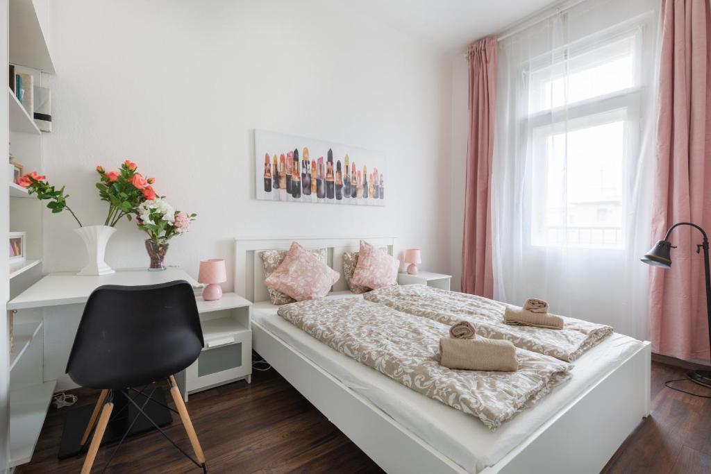 biała sypialnia z łóżkiem, biurkiem i krzesłem w obiekcie Adorable and Charming 2BR in City Center, Astoria w Budapeszcie