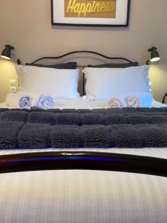Elegant Hermes Suite in Athens, by Acropolin