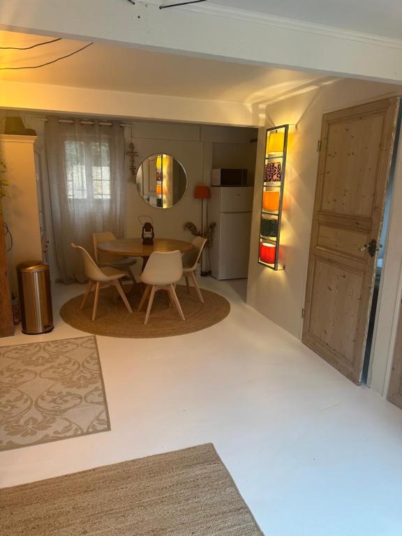 une cuisine et une salle à manger avec une table et des chaises dans l'établissement Chalet bord de plage, à Gruissan