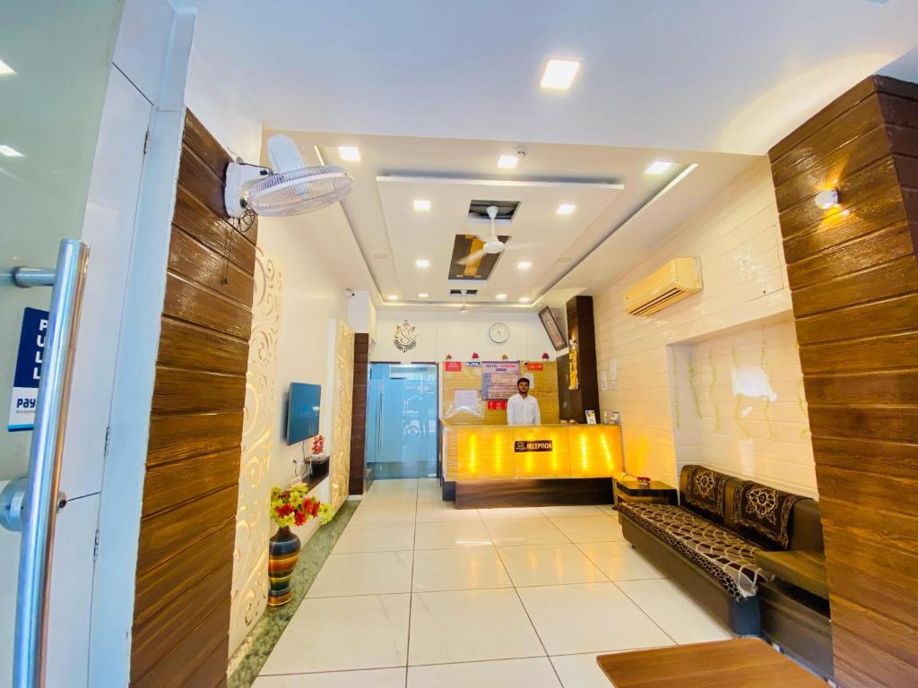 Kuchyň nebo kuchyňský kout v ubytování Hotel Jasmine Paldi Ahmedabad