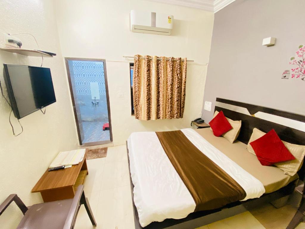 Postel nebo postele na pokoji v ubytování Hotel Jasmine Paldi Ahmedabad