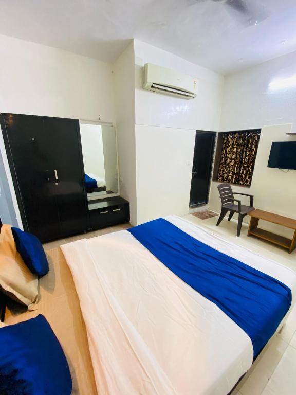 Postel nebo postele na pokoji v ubytování Hotel Jasmine Paldi Ahmedabad