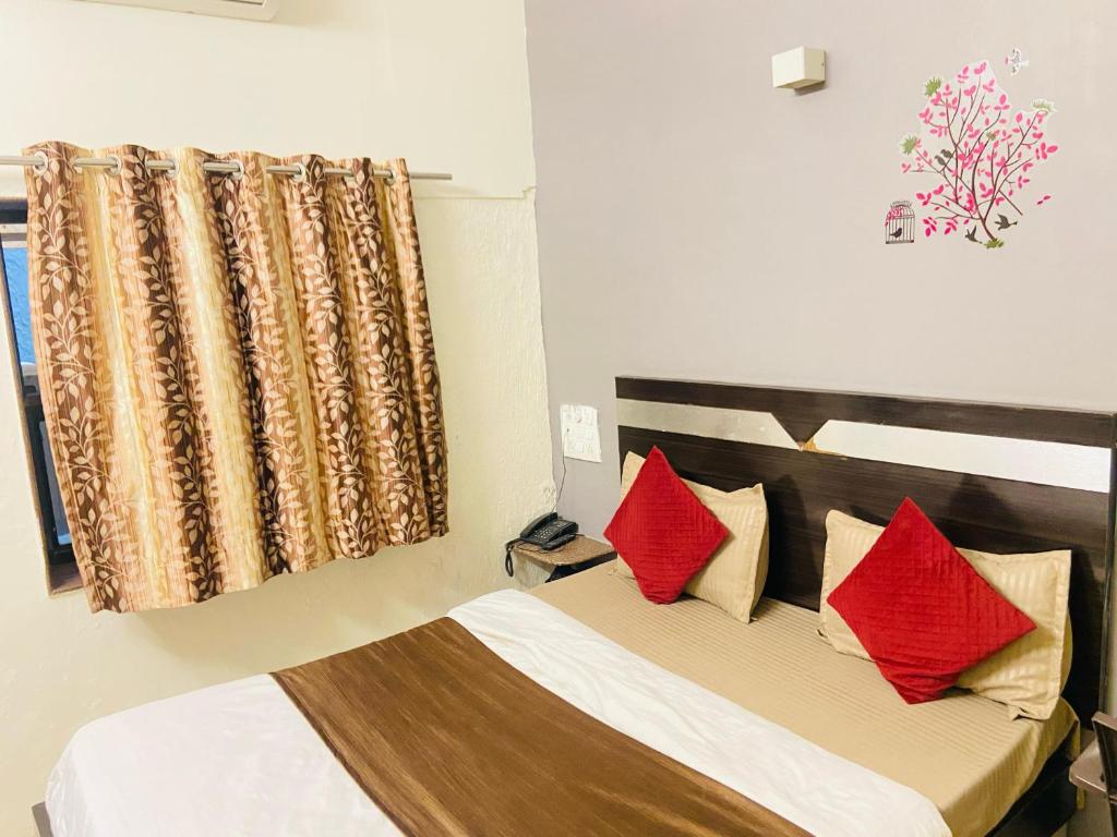 Postel nebo postele na pokoji v ubytování Hotel Jasmine Paldi Ahmedabad