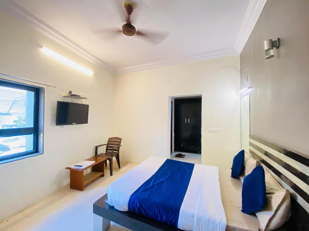Postel nebo postele na pokoji v ubytování Hotel Jasmine Paldi Ahmedabad