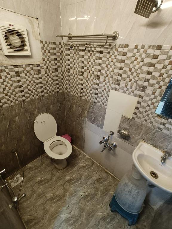 Koupelna v ubytování Hotel Jasmine Paldi Ahmedabad