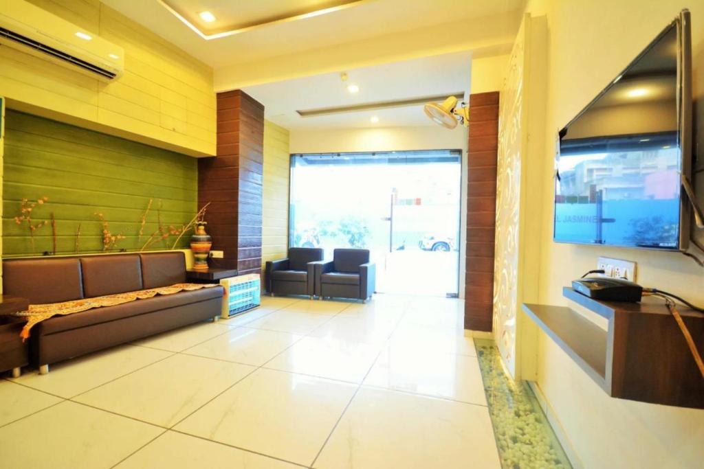 TV a/nebo společenská místnost v ubytování Hotel Jasmine Paldi Ahmedabad