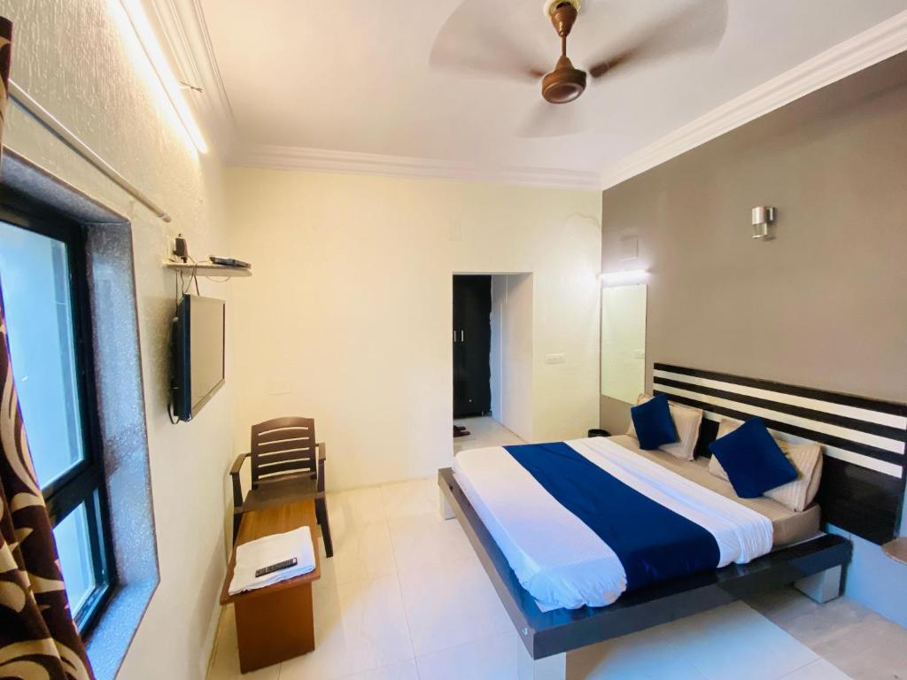Postel nebo postele na pokoji v ubytování Hotel Jasmine Paldi Ahmedabad
