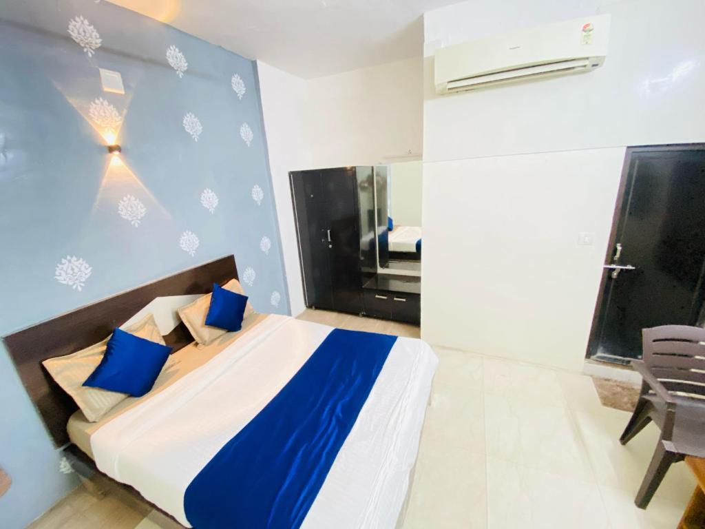 Postel nebo postele na pokoji v ubytování Hotel Jasmine Paldi Ahmedabad