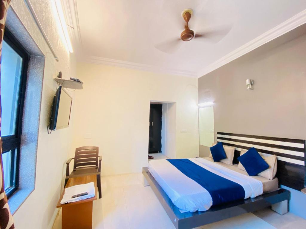 Postel nebo postele na pokoji v ubytování Hotel Jasmine Paldi Ahmedabad