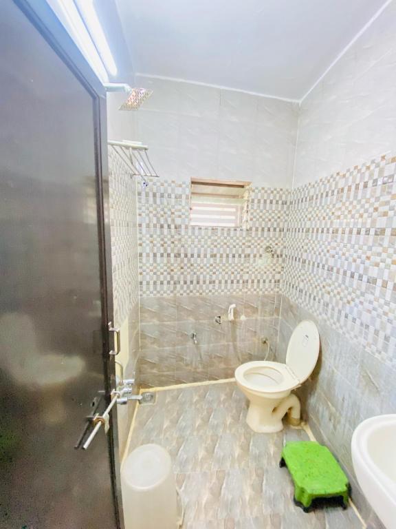 Koupelna v ubytování Hotel Jasmine Paldi Ahmedabad