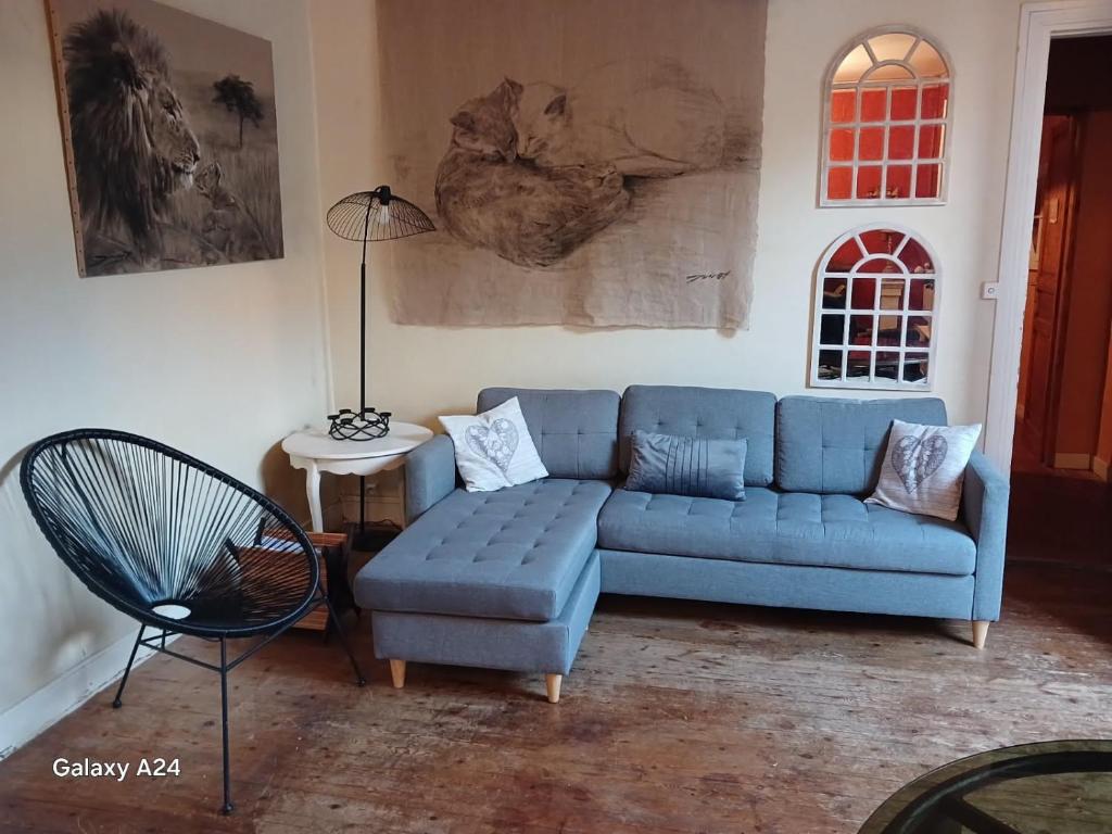 - un canapé bleu et une chaise dans le salon dans l'établissement Villa Thomas, à Arcachon