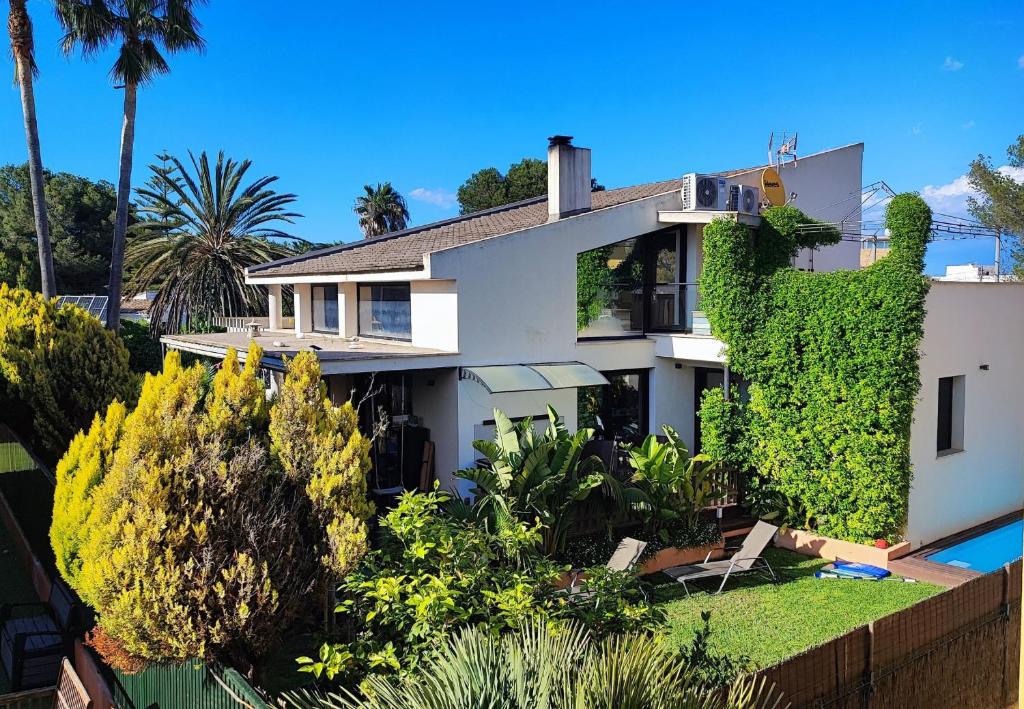 une image d'une maison avec du lierre dans l'établissement Villa Alcudia - Ferienhaus auf Mallorca mit Pool für bis zu 7 Personen, à Alcúdia