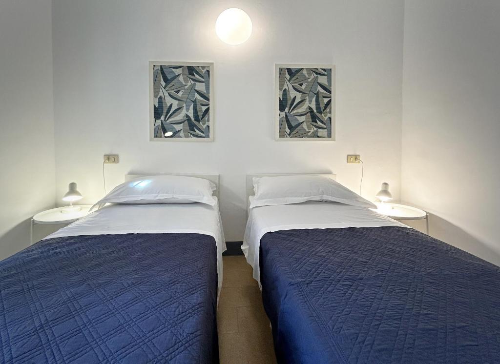 two beds sitting next to each other in a bedroom at Hotel Meublè Agavi in Monterosso al Mare