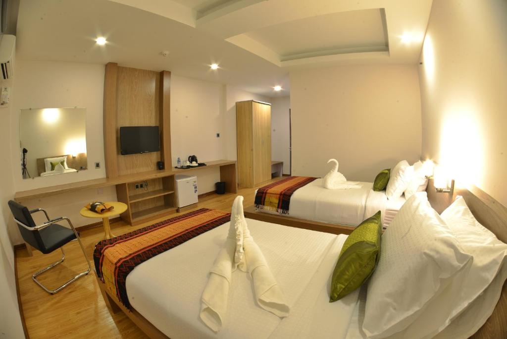 TV a/nebo společenská místnost v ubytování Serene Valley Hotel
