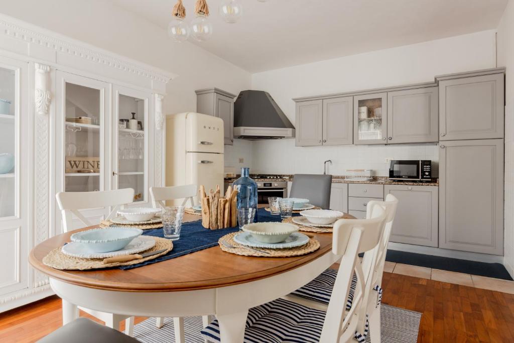 Kuchyň nebo kuchyňský kout v ubytování GuestHost - Elegant Three-Level Apartment