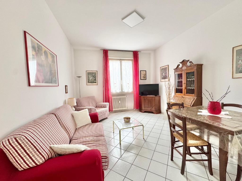 una sala de estar con un sofá y una mesa en Appartamento Pessola, en Parma