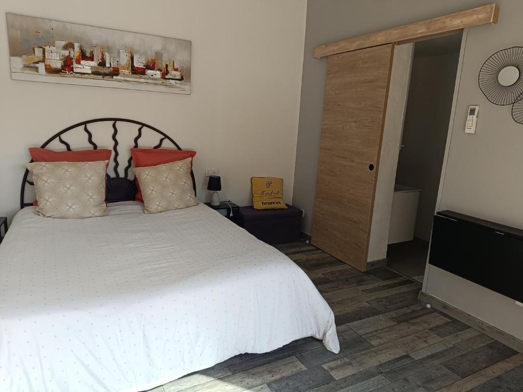 Postel nebo postele na pokoji v ubytování chambre d hotes la dragonne