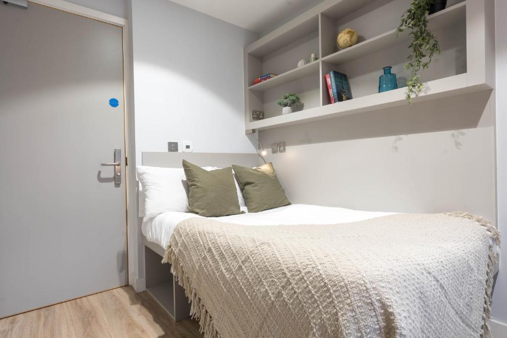 Postel nebo postele na pokoji v ubytování City HideAway