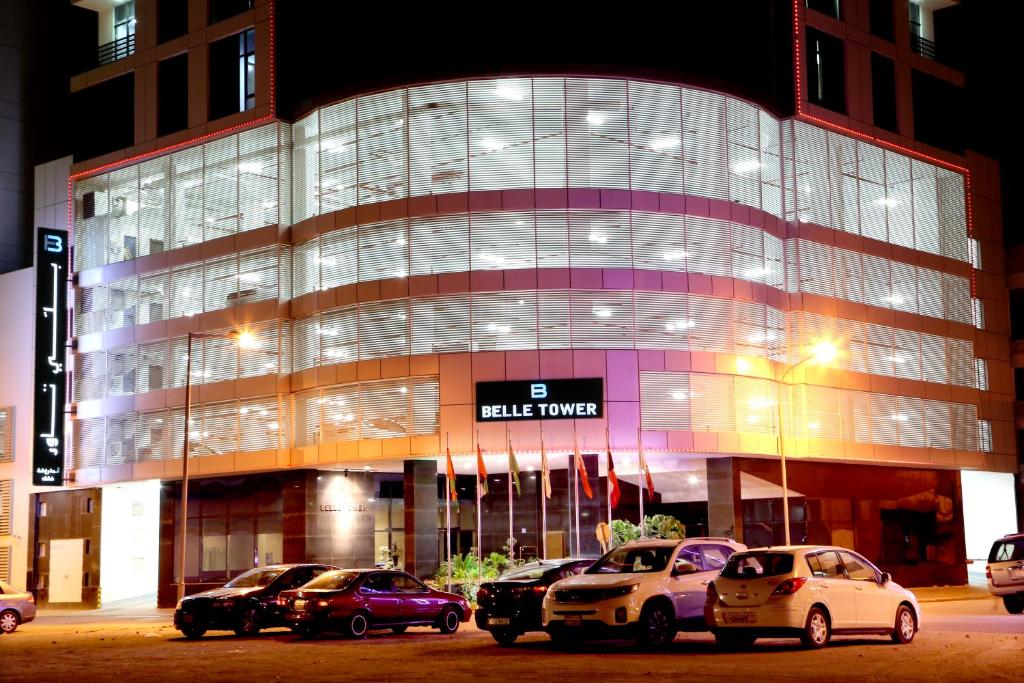  شقق بيل تاور في المنامة: مبنى كبير فيه سيارات تقف امامه