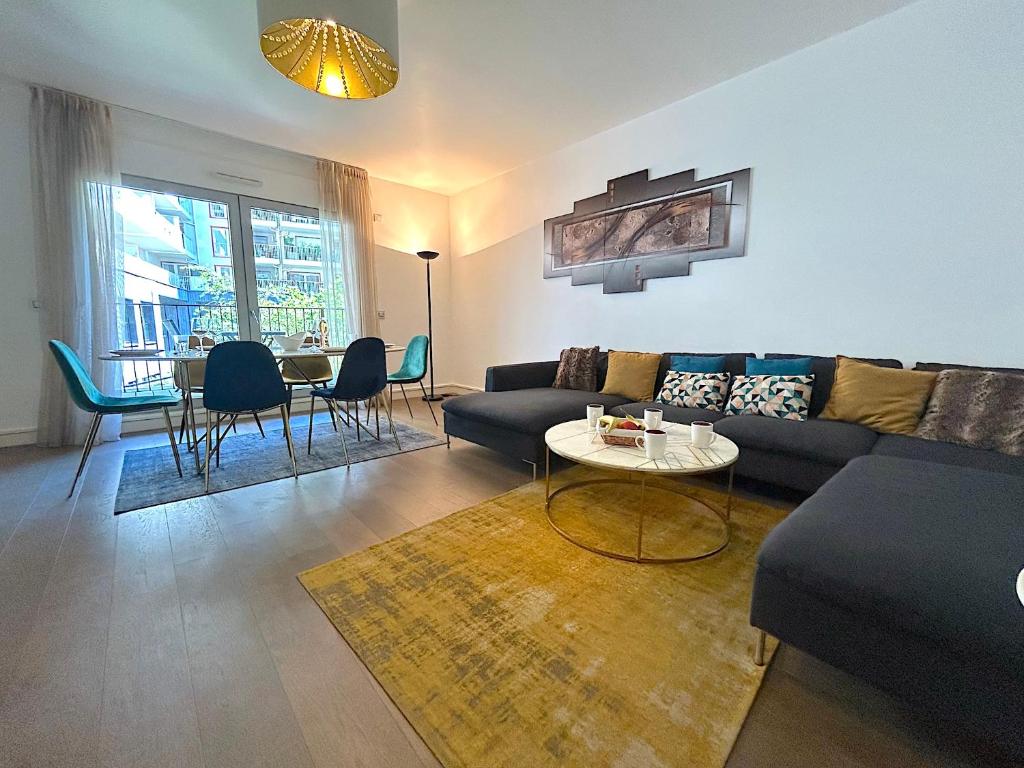 un salon avec un canapé et une table dans l'établissement L'appartement Saussure, à Paris