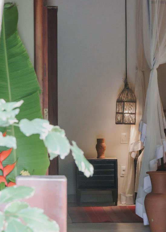 a living room with a table and a lamp at Na Villa dos Algodões in Marau