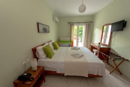 Posteľ alebo postele v izbe v ubytovaní Over Sea Rooms & Villas