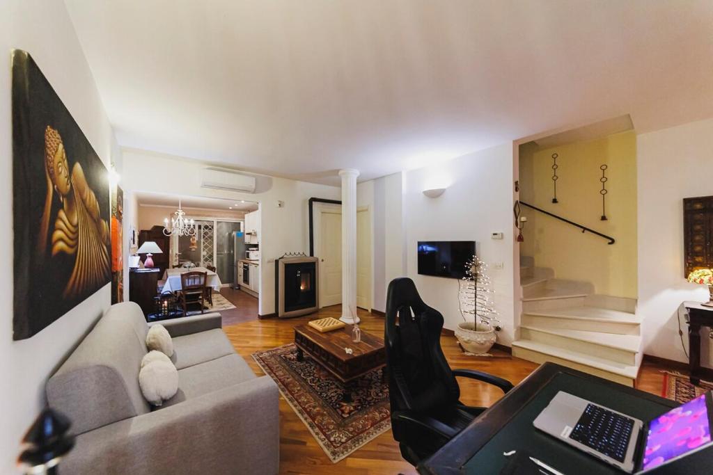 un salon avec un canapé et une table avec un ordinateur portable dans l'établissement Villa ElSi, Where Relaxation and Elegance Meet, à Valenzano