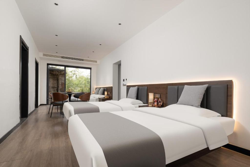 Huayinにある华山隐泉禅境 山景观星禅修别墅 Hua Shan Hidden Spring Restore Villaのホテル内のベッド