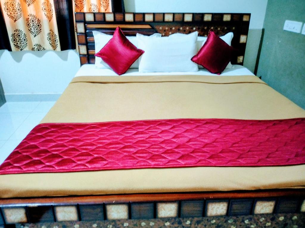 Postel nebo postele na pokoji v ubytování Naadi Nest - 2 Bed Room Service Apartment