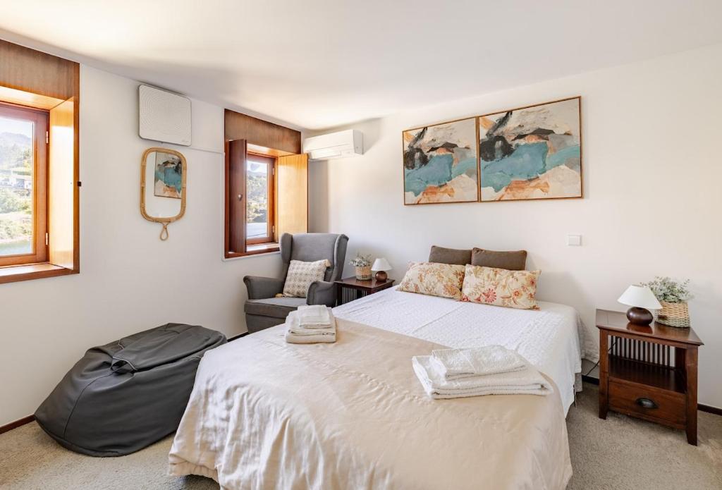 Ένα ή περισσότερα κρεβάτια σε δωμάτιο στο Your cosy place in Gerês next to the water Wifi AC