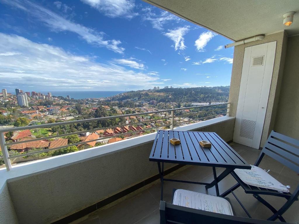 维纳德马Comodo Depto con hermosa vista的市景阳台配有桌子