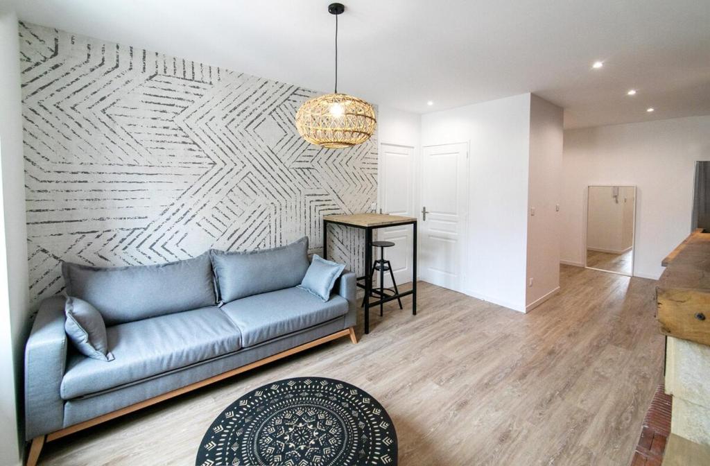 - un salon avec un canapé et un mur dans l'établissement Incredible T2 - La plaine - Very well located, à Marseille